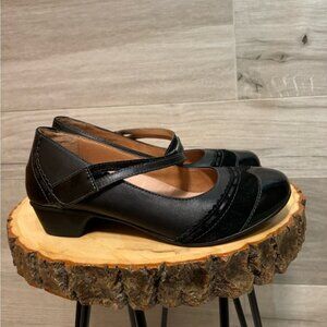 Taos genuine leather black mary-jane Can Can Dress Pump size 9